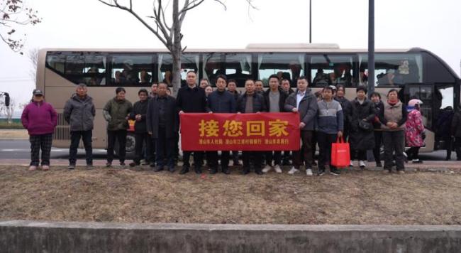 大爷挑着一床被子返乡 城市旯旮的鉴定与无奈