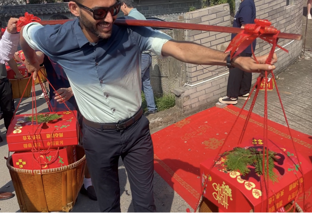 义乌外国人沉浸式融入中式生活 中西混搭快乐翻倍