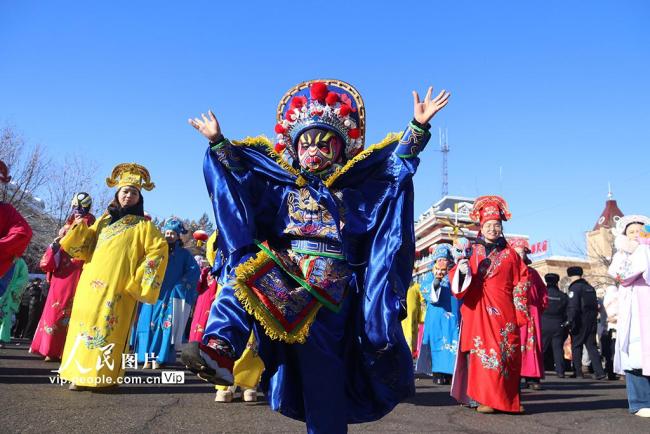 新疆阿勒泰：雪都社火闹新春