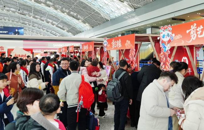 全国多地机场汉服巡游上线 国风空港祥瑞巡游
