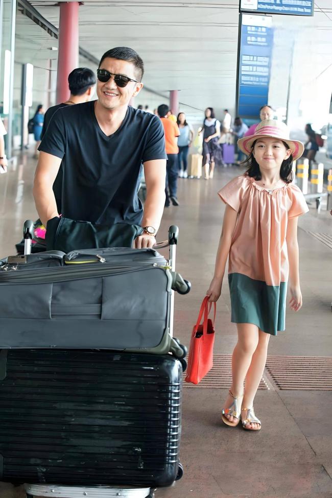 网友在海哈金喜的评论区呼喊李亚鹏 体面分手引热议