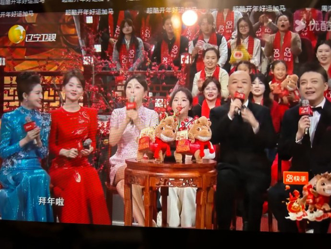 包贝尔一家三口在辽宁春晚同框