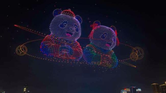 除夕夜万架无人机“赛博”拜年 光影盛宴迎新春