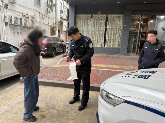 打扫老房子意外“扫”出金色罐子 发现13枚子弹