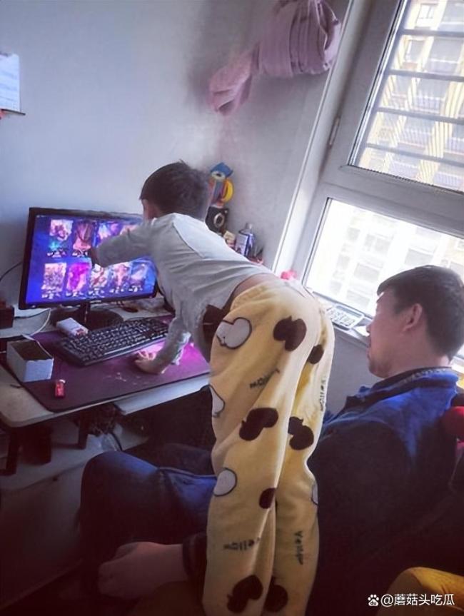 父亲去世母亲手术14岁男孩摆摊卖对联 小小年纪扛起家庭重担