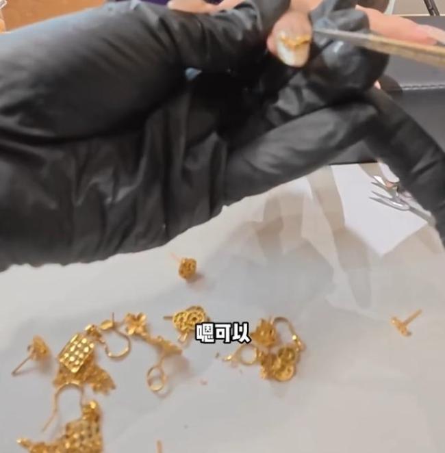 突然火了 有人戴上4万元“黄金甲” 新年潮流消费