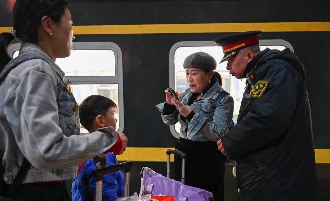 春运列车上的温顺短暂 贴心职业暖东谈主心