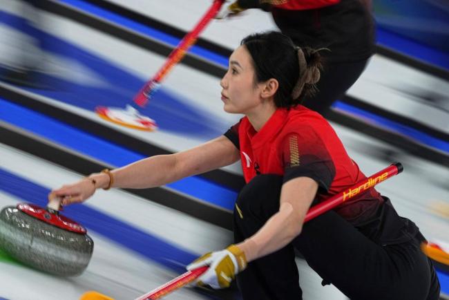 中国冰壶女队5比10不敌加拿大
