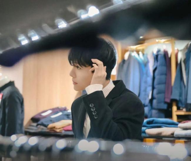 21年老店因帅儿子逆袭 中老年装穿出偶像剧气场