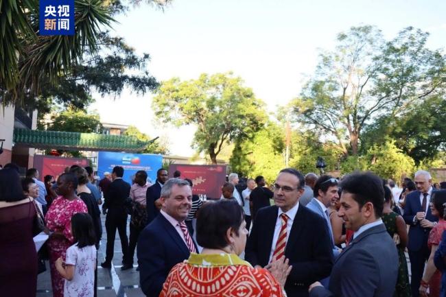 我驻外使馆举办春节宽容会迎新春 共庆佳节话友谊