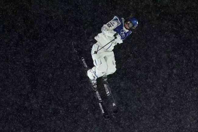 谷爱凌5枚奖牌创纪录！中国国家队+央媒盛赞 网友：又被裁判压分？多方声音解读比赛结果