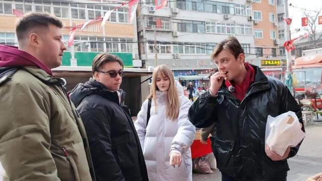 匈牙利友人探寻中国春节文化密码 体验年味儿之旅