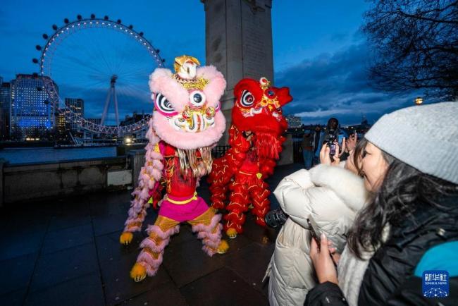 英国伦敦眼点亮“中国红” 迎接农历新年