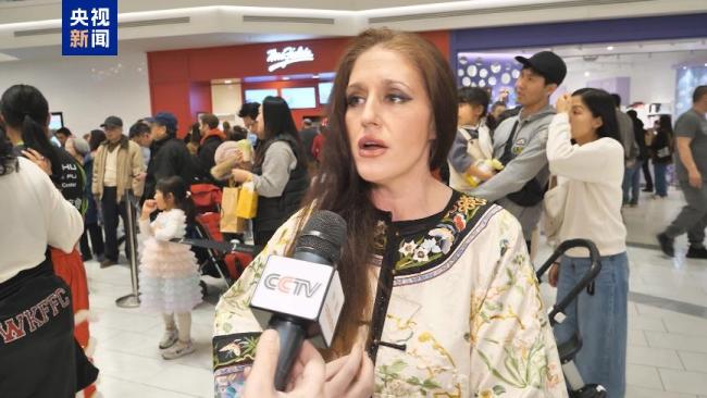 美国“梦天轮”披中国红庆马年新春 点亮纽约夜空