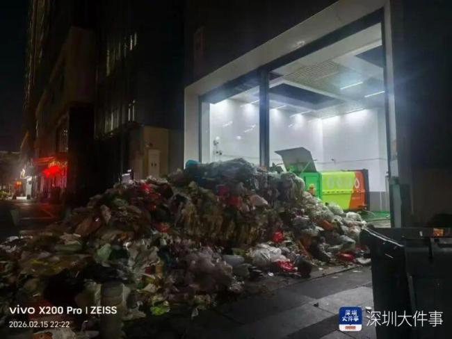 10万现款被误扔 物业翻13吨垃圾找回