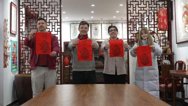 匈牙利友人探寻中国春节文化密码 体验年味儿之旅