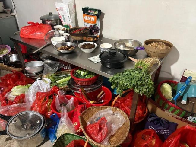 1家32人四世同堂过年 最小1岁 团圆饭里的幸福滋味