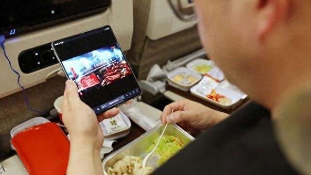 除夕旅客赶航班也不错过春晚