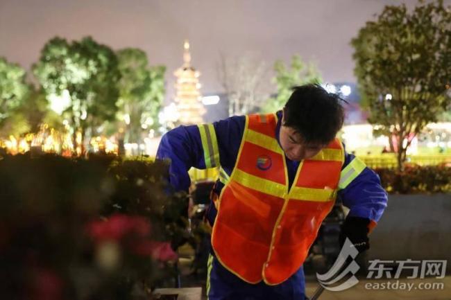 00后环卫工的除夕夜 守夜人点亮城市文明之光