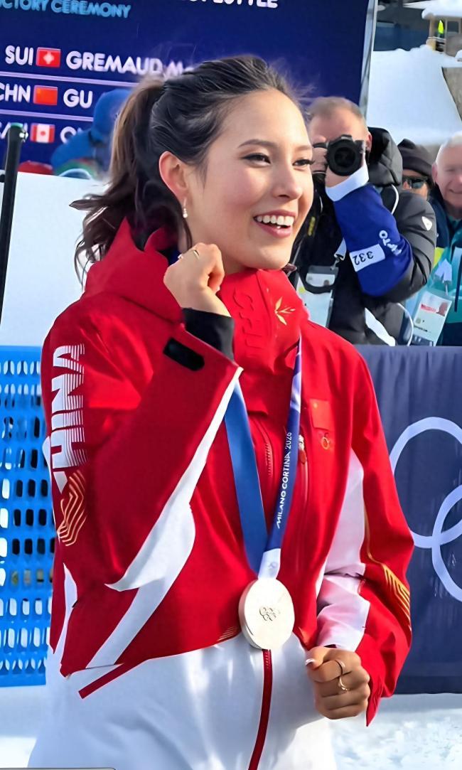 谷爱凌自由式滑雪女子大跳台摘银