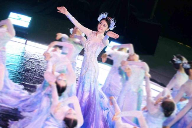 王亚飞给迪丽热巴化的妆 特有审好意思引颈潮水