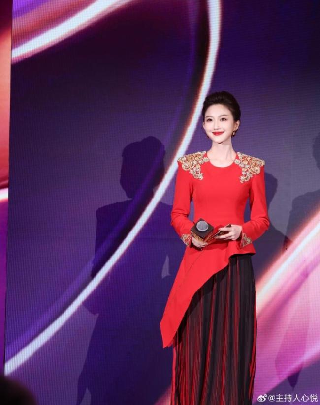 春晚主持人刘心悦仅93斤：压力瘦 沉稳大气惊艳春晚