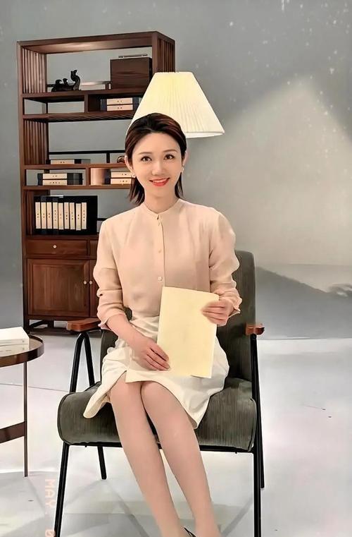 央视主持人龙洋回应“眼神上瞟” 一场关于生理构造的误会