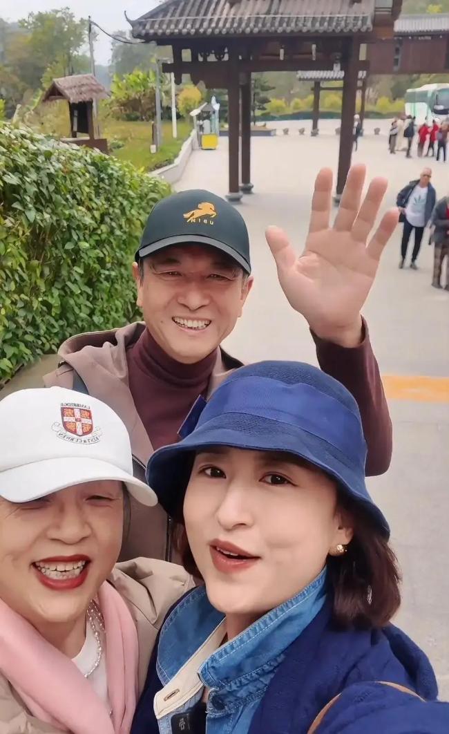 主持人张蕾:大年初二宜陪爸妈,常回家看看