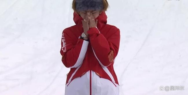 苏翊鸣在领奖台上眼泪夺眶而出 国歌响起时再次落泪