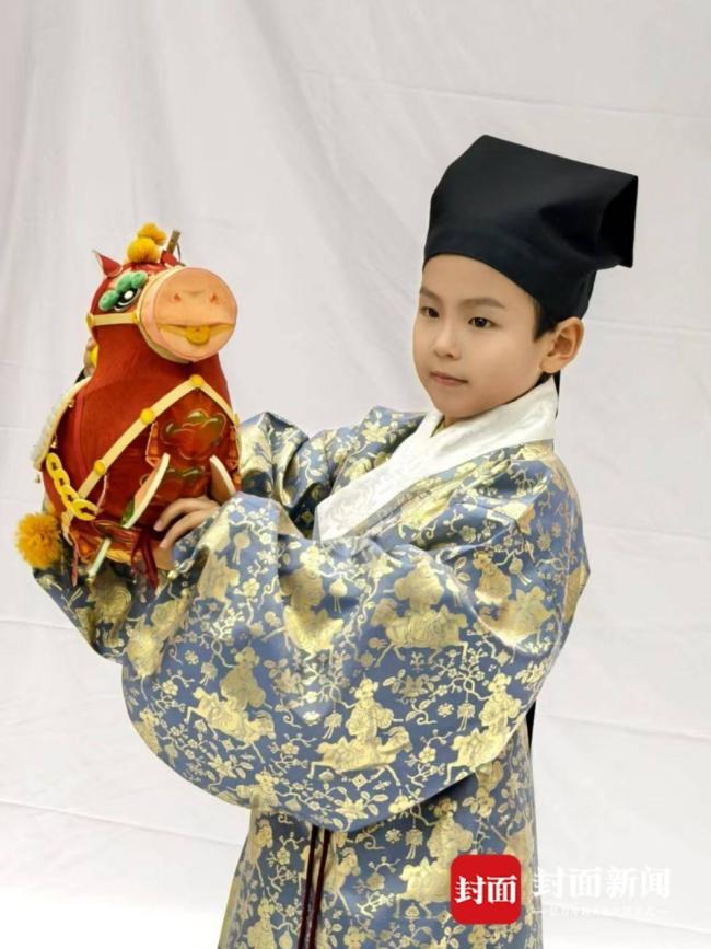 设计者揭秘春晚小演员汉服制作过程 传统之美再现舞台