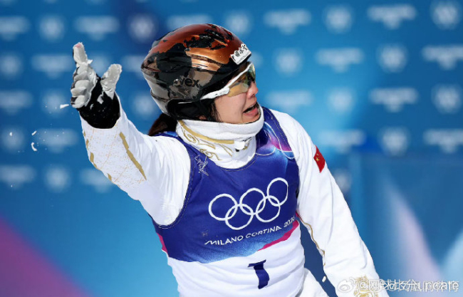 徐梦桃颁奖台上喜极而泣 传奇永不落幕