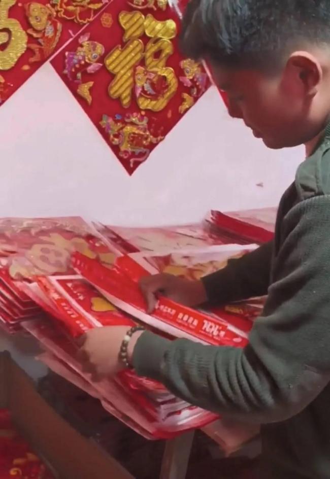 14岁龙凤胎摆摊卖春联13天营收3万 温暖故事感动全网
