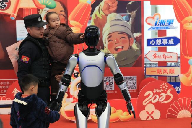 春晚同款机器人穿汉服打太极拜大年 科技与武术的完美融合