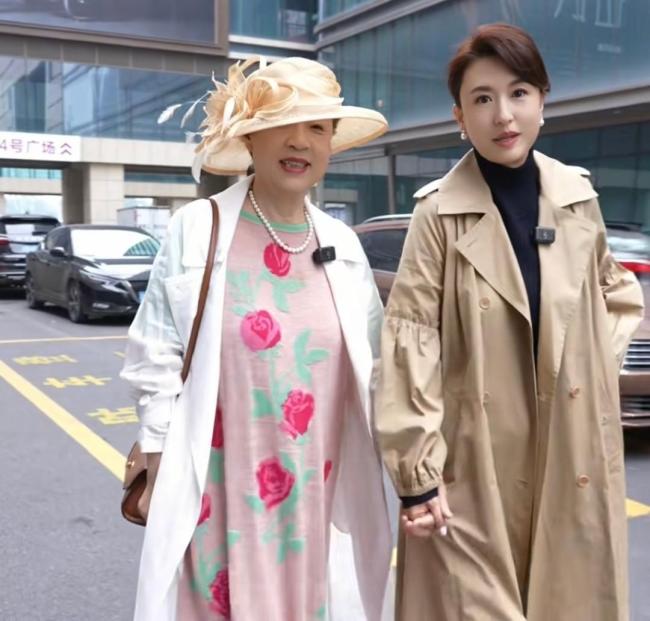 主持人张蕾:大年初二宜陪爸妈,常回家看看