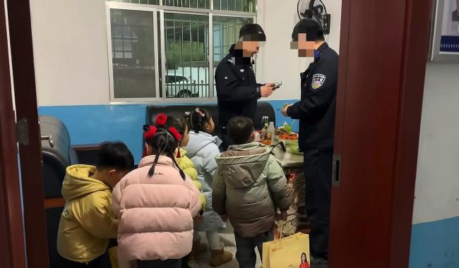 当地回应小孩哥小孩姐到派出所拜年