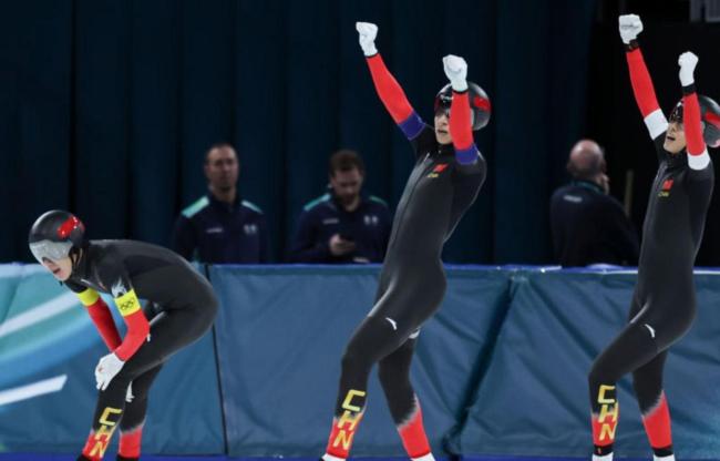 李琰教练庆祝中国队铜牌 0.09秒创历史