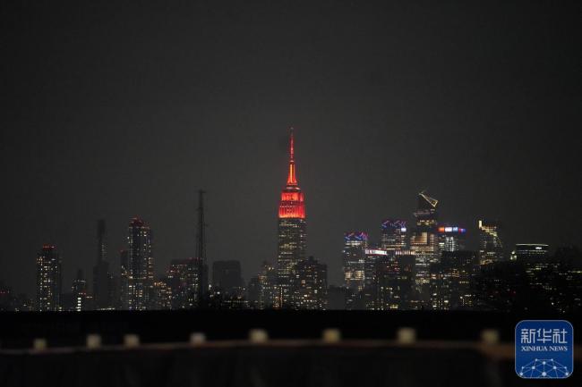 好意思国纽约帝国大厦点亮“中国红” 春节主题灯光忽闪