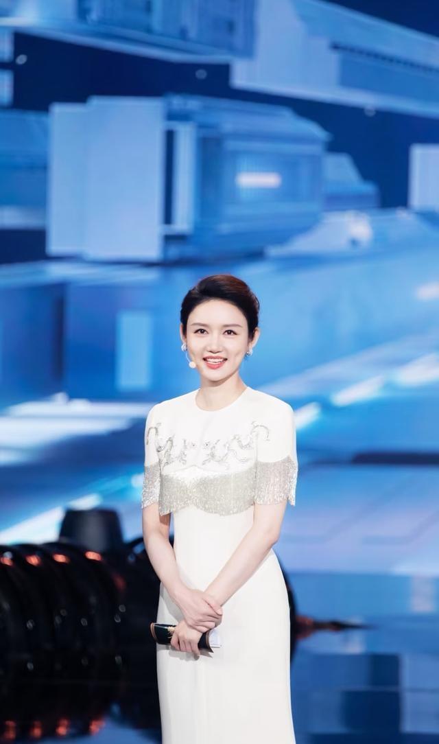 央视主持人龙洋回应“眼神上瞟” 一场关于生理构造的误会