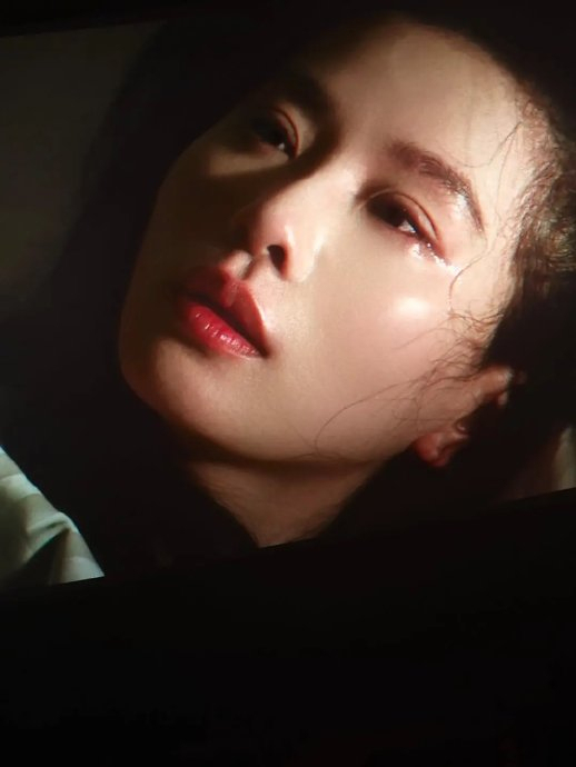 刘诗诗主动给杨幂递话筒 真挚友谊见证