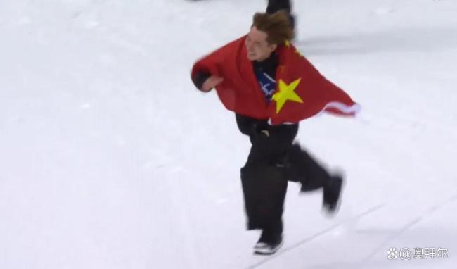 苏翊鸣在领奖台上眼泪夺眶而出 国歌响起时再次落泪