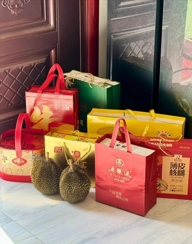 大年初二回娘家 山路上都排队了 心意比礼物更重要