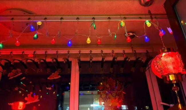 多地居民家中开启“彩灯PK” 春节亮灯成新民俗