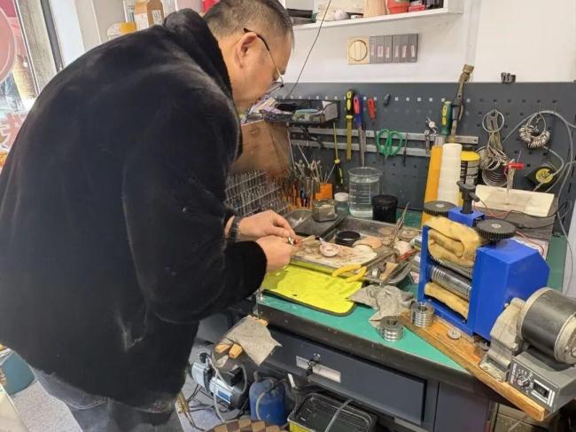 打金师傅：没见过这么疯狂的金价 黄金热潮席卷小城