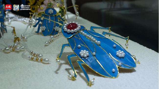 女生半年卖出800多只点翠大蟑螂