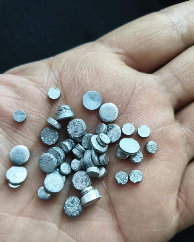 国道多人停车捡银子实为铝合金 误认引发捡拾热潮