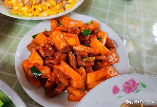 江西一家四口的年夜饭,5个菜成本98块走红,网友:活通透了 简朴而不失温馨