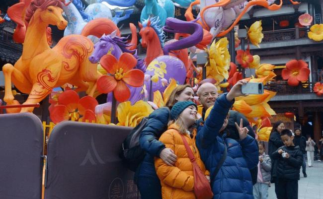 媒体:旅游过年成为新风尚 外国游客纷至沓来