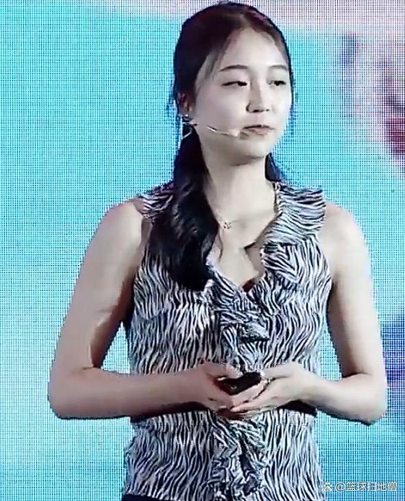 蘇翊鳴賽后與女友朱易秀恩愛 雙喜臨門溫情互動