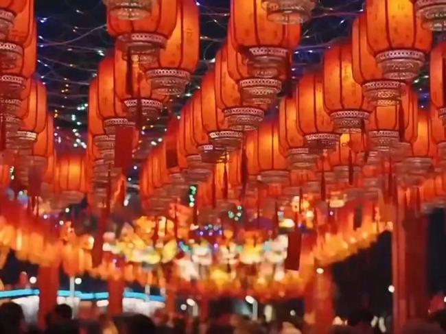 外国游客沉浸式过中国年 全球新风尚