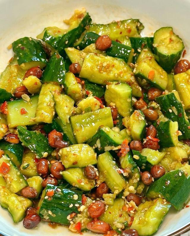 网友晒年夜饭时桌子“炸了” 极简版年夜饭引发热议